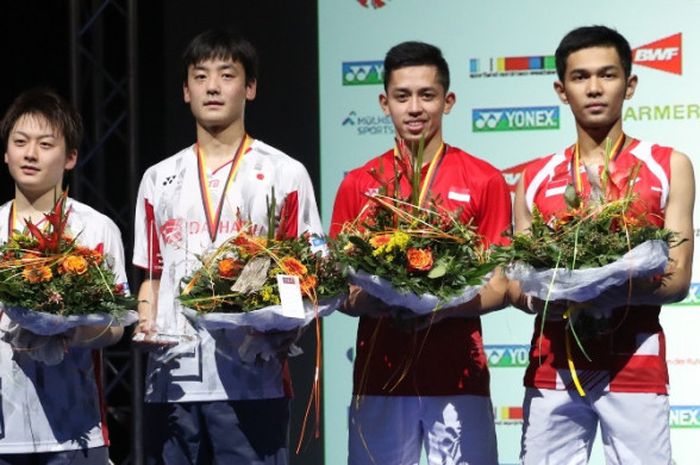 Pasangan ganda putra nasional, Fajar Alfian (kanan)/Muhammad Rian Ardianto, berpose di atas podium runner-up bersama juara turnamen Jerman Terbuka 2018, Takuto Inoue/Yuki Kaneko (Jepang), di Innogy Sporthalle, Mulheim an der Ruhr, Jerman, Minggu (11/3/2018).