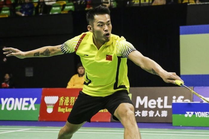 Pebulu tangkis tunggal putra China, Lin Dan, mengembalikan kok ke arah Shi Yuqi (China) pada laga perempat final Hong Kong Terbuka yang berlangsung di Hong Kong Coliseum, Jumat (24/11/2017).