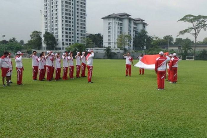 Pemain Timnas Indonesia U-22 melaksanakan upacara bendera untuk memperingati Hari Kemerdekan Indonesia yang ke-72 di Lapangan Kelab Aman, Lorong Damai, Kuala Lumpur, Malaysia pada Kamis (17/8/2017).