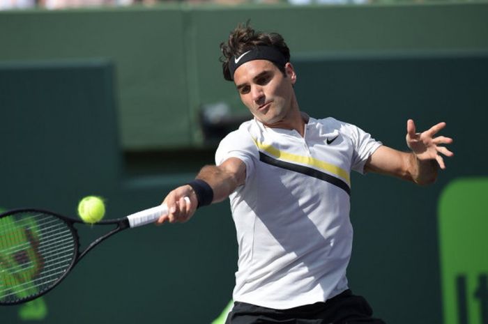Aksi Roger Federer saat tampil pada babak 64 besar Miami Open 2018 yang berlangsung Minggu (25/3/2018) WIB.