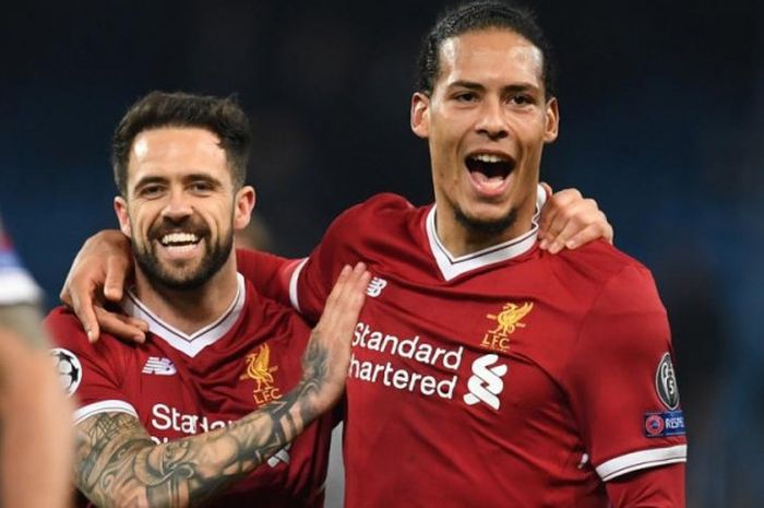 Danny Ings (kiri) dan Virgil van Dijk bereaksi seusai partai Liga Champions antara Liverpool lawan Manchester City di Stadion Etihad, 10 April 2018.