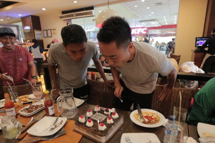 Duo pemain Persebaya, Arthur Irawan (kanan) dan Fandi Eko Utomo yang sama-sama merayakan ulang tahun pada awal Maret meniup lilin pada kue ultah di resto cepat saji yang ada di Samarinda, Kalimantan Timur, Sabtu (3/3/2018).