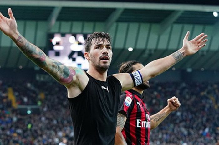 Selebrasi bek AC Milan, Alessio Romagnoli, seusai mencetak gol ke gawang Udinese dalam laga Liga Italia 2018-2019 di Stadion Dacia Arena, Udine, Italia, pada Minggu (4/11/2018).