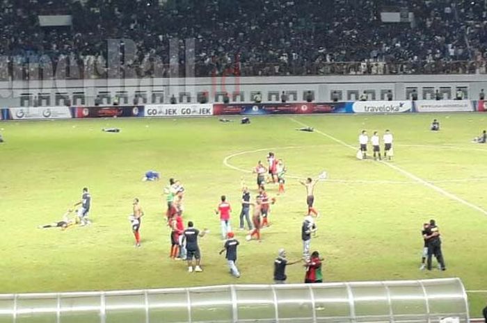 Pemain Persipura Jayapura U-19 merayakan pesta kemenangan usai mengalahkan Persib U-19 di Stadion Wibawa Mukti Cikarang