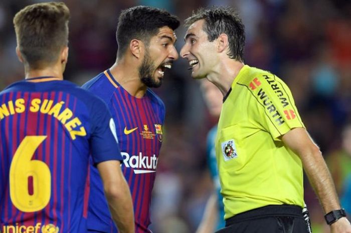 Penyerang Barcelona, Luis Suarez, beradu argumen dengan wasit Ricardo de Burgos dalam laga Piala Super Spanyol kontra Real Madrid di Camp Nou, 13 Agustus 2017.