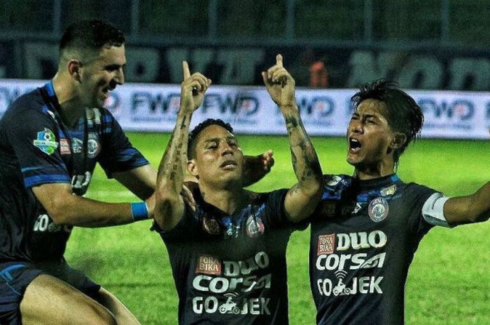 Pemain Arema FC merayakan golnya ke gawang PSM Makassar.