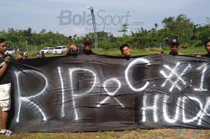 Anggota suporter Jember Berani (Berni) wilayah Puger membawa spanduk bertuliskan Choirul Huda di Stadion Jember Sport Garden, Sabtu (21/10/2017).