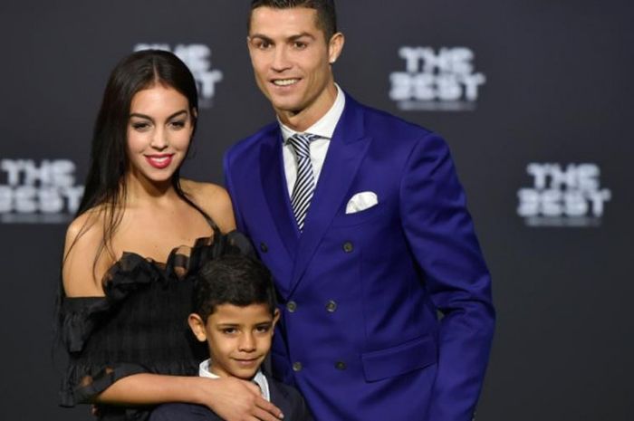 Megabintang Real Madrid dan timnas Portugal, Cristiano Ronaldo (kanan), berpose bersama pasangannya, Georgina Rodriguez, dan putranya, Cristiano Junior, dalam acara The Best FIFA Football Awards 2016 di Zurich, 9 Januari 2017.