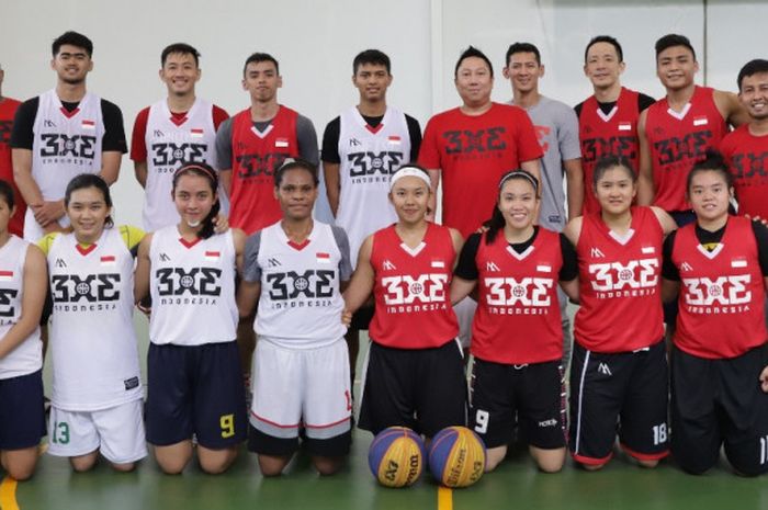 Tim basket putra dan putri 3x3 Indonesia berpose bersama di sela jadwal latihan jelang test event Asian Games 2018 bertajuk 3x3 Asia Challenge 2017 di Center Court Gelora Bung Karno, Senayan, Jakarta, 1-2 Desember mendatang.