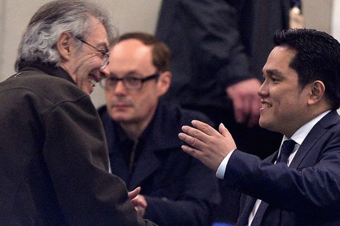 Presiden Inter Milan, Erick Thohir (kanan), menyalami Massimo Moratti dalam duel Inter versus Napoli di Giuseppe Meazza, 26 April 2014.