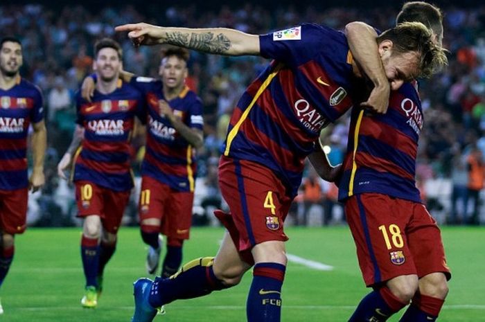 Selebrasi pemain Barcelona usai mencetak gol ke gawang Real Betis, Sabtu, 30 April 2016.