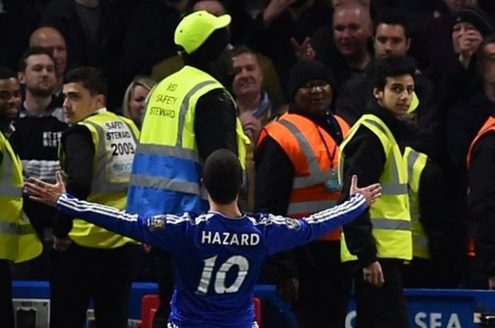 Gelandang Chelsea, Eden Hazard, melakukan selebrasi usai membobol gawang Tottenham Hotspur dalam pertandingan Premier League di Stadion Stamford Bridge, London, Inggris, 2 Mei 2016.