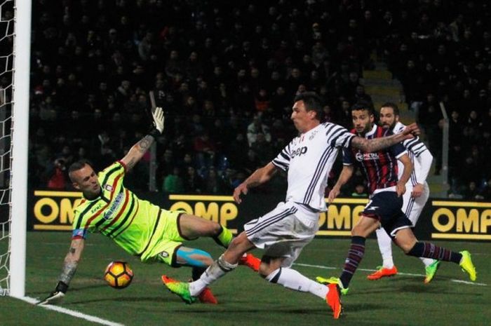 Penyerang Juventus, Mario Mandzukic, dalam proses menciptakan gol pertama timnya ke gawang Crotone dalam laga Serie A di Stadion Ezio Scida, Crotone, 8 Februari 2017.