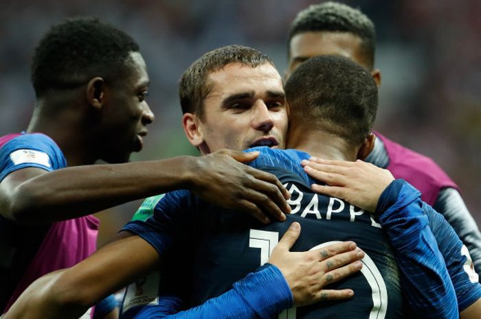 Antoine Griezmann dan Kylian Mbappe merayakan keberhasilan timnas Prancis menjuarai Piala Dunia 2018 setelah mengalahkan Kroasia 4-2 di partai final, 15 Juli 2018 di Luzhniki Stadium, Moskow.