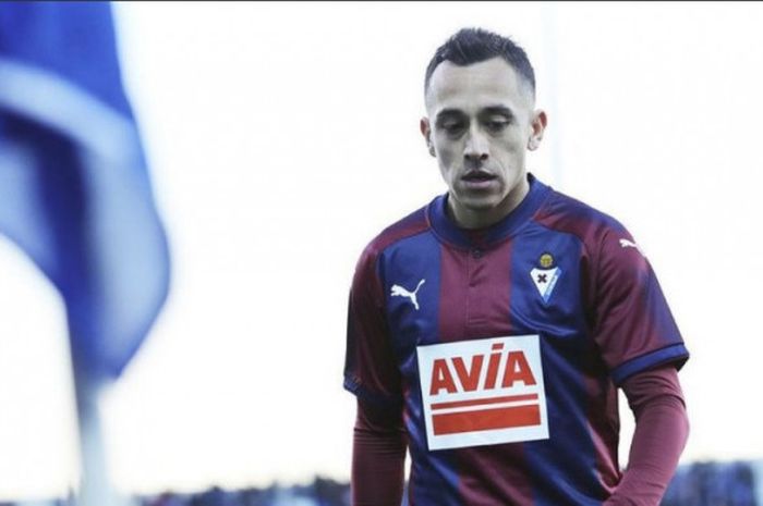 Gelandang Eibar, Fabian Orellana.