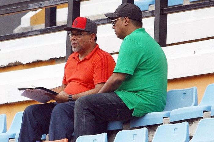 Pelatih Persebaya, Iwan Setiawan (kaos merah) memantau ujicoba timnya dari atas tribun Gelora Bung Tomo, Rabu (1/2) lalu.