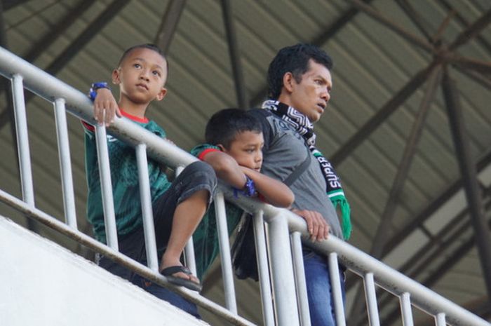 Anak-anak menyaksikan laga PSS Sleman vs Persibat di Stadion Maguwoharjo Sleman, Selasa (8/8/2017)