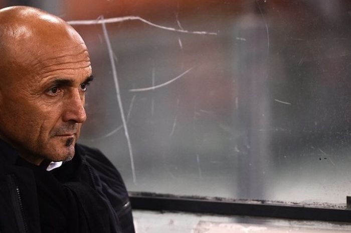 Pelatih AS Roma, Luciano Spalletti, menyaksikan timnya bertanding melawan Viktoria Plzen di Stadion Olimpico, 24 November 2016.