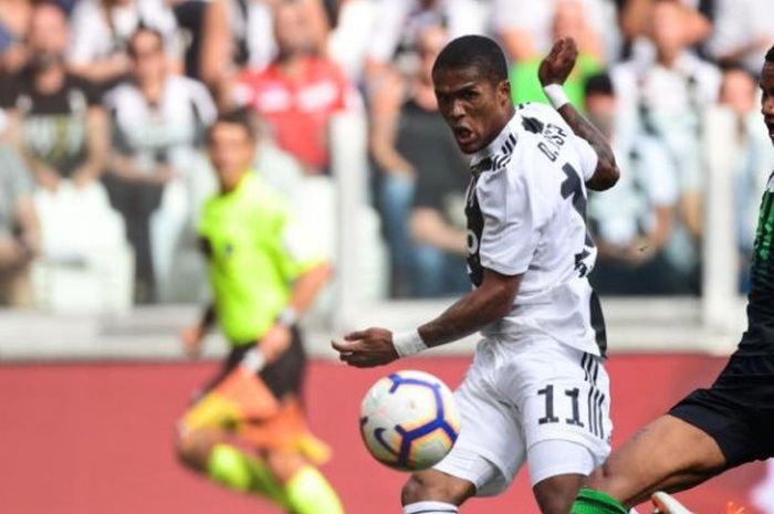 Aksi Douglas Costa (kiri) dalam partai Liga Italia antara Juventus lawan Sassuolo di Allianz Stadium Turin, 16 September 2018.