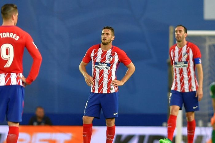 Ekspresi pemain Atletico Madrid, Fernando Torres, Koke, dan Diego Godin, seusai timnya dibobol Real Sociedad dalam laga Liga Spanyol di Stadion Anoeta, San Sebastian pada 19 April 2018.