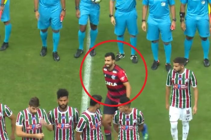 Pemain Flamengo, Henrique Dourado, nyaris membuat malu dirinya sendiri saat bersua dengan tim lamanya, Fluminense.