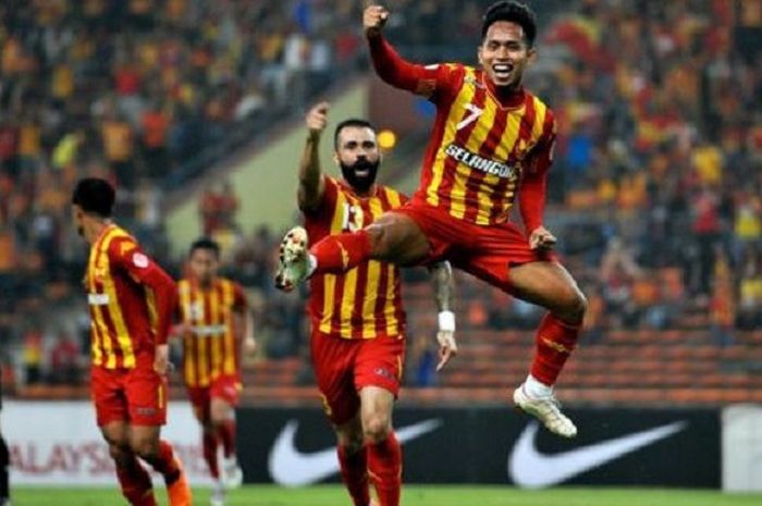 Andik Vermansah bersama rekannya di Selangor FA sesama pemain impor di Liga Super Malaysia merayakan gol.