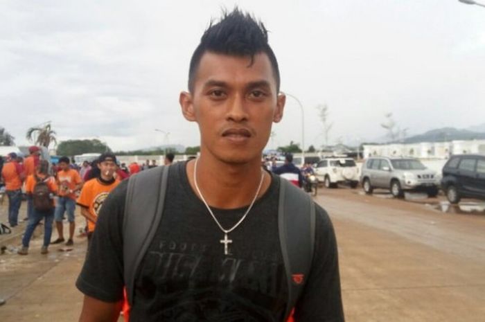 Striker Pusamania Borneo FC (PBFC), Lerby Eliandry, bergabung dengan suporter timnya untuk menyaksikan final Piala P