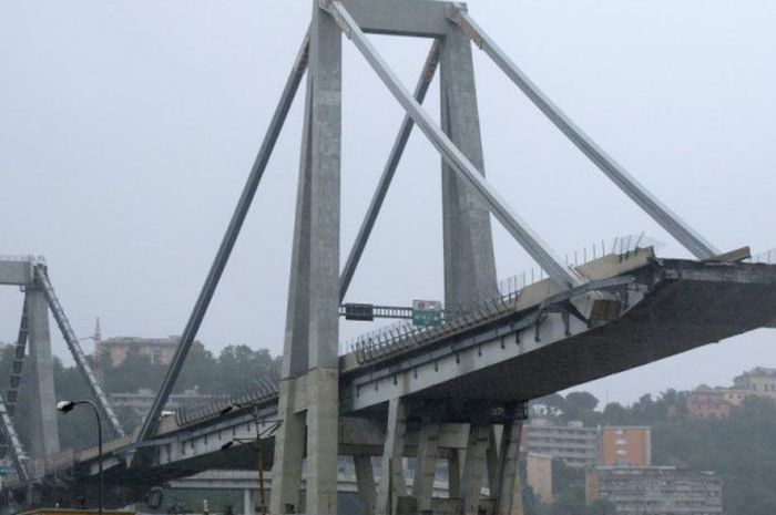 Penampakan jembatan Ponte Morandi yang runtuh di Genoa, 14 Agustus 2018.