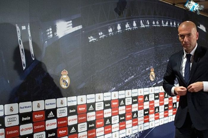 Pelatih Real Madrid, Zinedine Zidane, menghadiri konferensi pers di Valdebebas, Madrid, Spanyol, pada 5 Januari 2016.