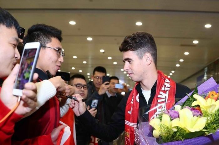 Gelandang Shanghai SIPG, Oscar, disambut di Bandara Shanghai, China, 2 Januari 2017.