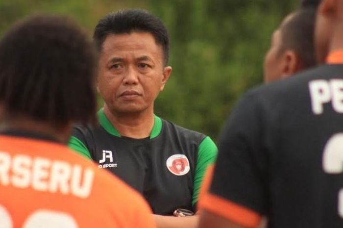 Pelatih anyar Perseru Serui, Agus Yuwono memimpin latihan timnya di  lapangan Tunjung Sekar, Kota Malang pada Rabu (7/6/2017) sore.