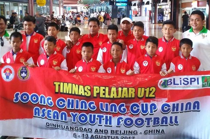 Tim Nasional Indonesia U-12  berfoto bersama sebelum diberangkatkan ke Tiongkok untuk turnamen Chin Ling Cup 2017 