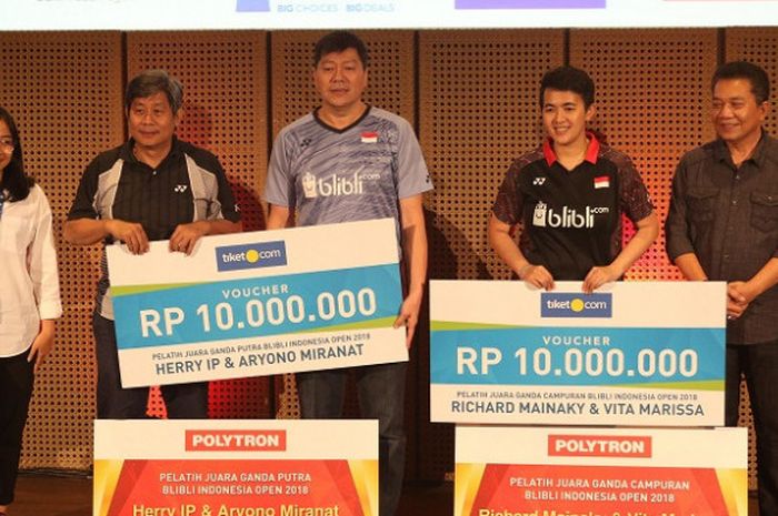 Herry Iman Pierngadi (pelatih kepala ganda putra Indonesia), Aryono Miranat (asisten pelatih ganda putra), Vita Marissa (asisten pelatih ganda campuran), Achmad Budiharto (Sekjen PBSI) dalam acara pemberian bonus juara Indonesia Open 2018 di Galeri Indonesia Kaya, Jakarta, Rabu (11/7/2018).