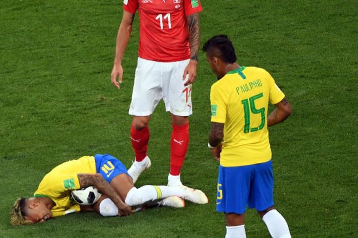 Reaksi penyerang Timnas Brasil, Neymar, setelah mengalami pelanggaran pada laga Grup E Piala Dunia 2018, Minggu (17/6/2018) di Rostov Arena.