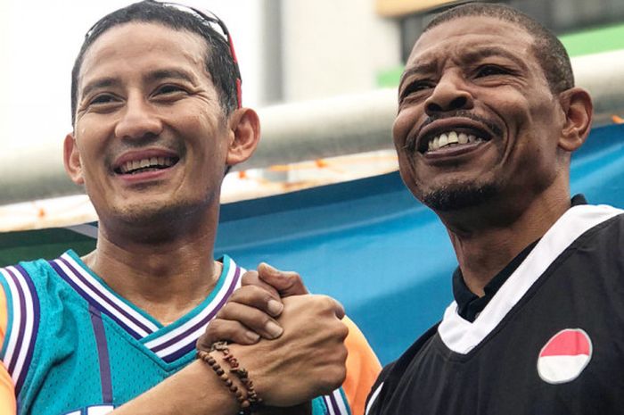 Wakil Gubernur DKI Jakarta, Sandiaga Uno (kiri) bersalaman dengan mantan bintang NBA, Muggsy Bogues (kanan) saat keduanya bertemu di Wisma Kemenpora, Sabtu (21/7/2018).