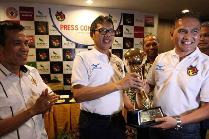 Gubernur Sumbar, Profesor Irwan Prayitno, menyerahkan piala bergilir Minangkabau Cup kepada panitia pelaksana pada jumpa pers Jumat (10/2/2017).