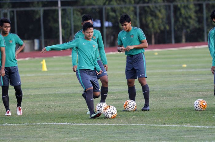 Para pemain Timnas U-19 dalam latihan perdana di lapangan UNY, Yogyakarta.