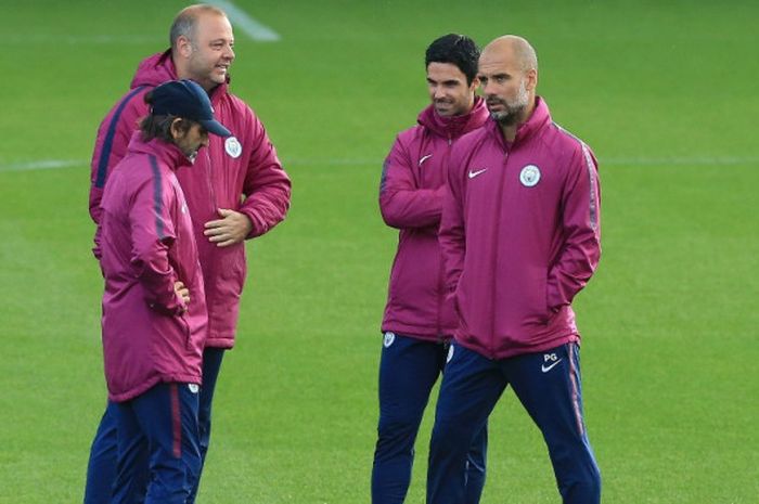 Mikel Arteta (kedua dari kanan) bersama Pep Guardiola dan anggota staf lain dalam sesi latihan di City Football Academy, Manchester, 12 September 2017.