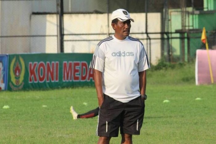 Pelatih Anwar saat memimpin para pemain Persiraja Banda Aceh yang menjalani latihan di Stadion Teladan, Medan pada Senin (8/5/2017) sore. 