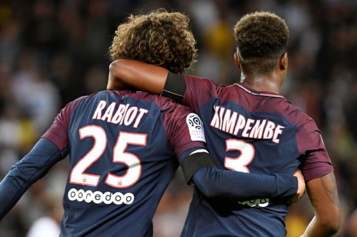 Gelandang Paris Saint-Germain, Adrien Rabiot, melakukan selebrasi bersama Presnel Kimpembe, seusai membobol Toulouse dalam laga Liga Prancis di Stadion Parc des Princes, Paris, pada 20 Agustus 2017.