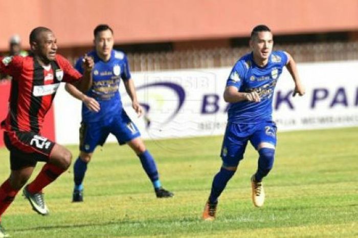 Tinus Pae sedang berebut bola dengan Kim Jeffrey di Stadion Mandala, Jayapura, Senin (28/8/2017).