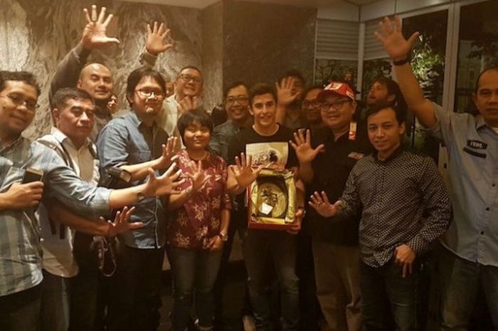 Pebalap Repsol Honda asal Spanyol, Marc Marquez (tengah), berpose bersama media nasional dalam acara makan malam di Hotel Mulia Senayan, Jakarta, Senin (24/10/2016).