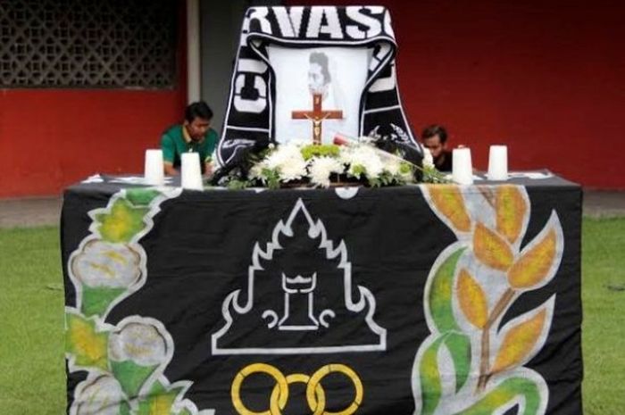 Meja doa untuk salah satu suporter PSS, Stanislaus Gandhang Deswara, di pinggir lapangan Stadion Maguwo, Sleman, yang meninggal karena bentrok dengan pendukung klub lain pada Sabtu (21/5/2016). 