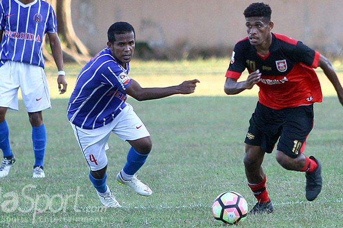 Pemain PS Mojokerto Putra, Ricky Kambuaya (kanan) mencoba lepas dari hadangan pemain Persida pada laga, Minggu (13/8/2017).