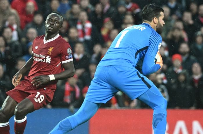 Pemain Liverpool, Sadio Mane, gagal memaksimalkan peluang ke gawang AS Roma pada laga leg pertama semifinal Liga Champions di Stadion Anfield, Selasa (24/4/2018) waktu setempat.