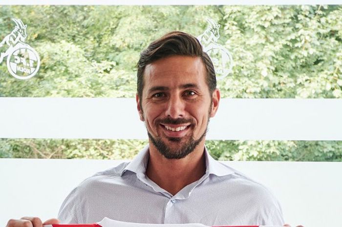 Claudio Pizarro saat resmi bergabung dengan FC Koln.