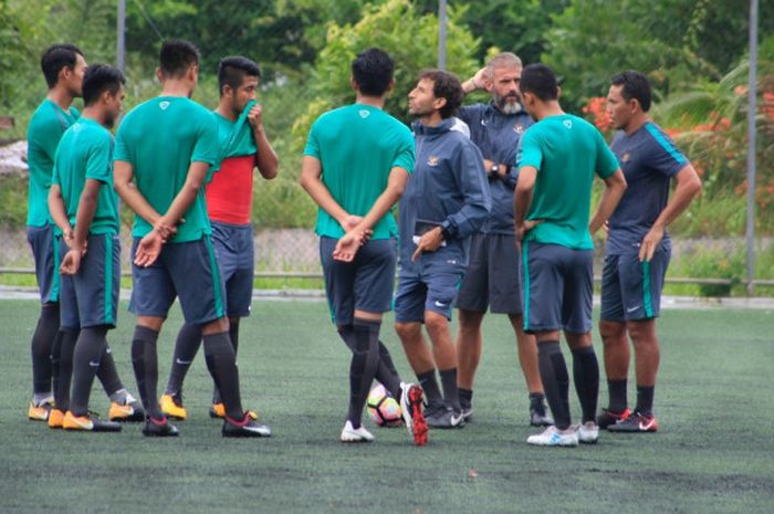 Pelatih timnas Indonesia, Luis Milla, memberikan pengarahan pada Muhammad Hargianto dkk pada sesi latihan di lapangan area Stadion Harapan Bangsa, Banda Aceh, Sabtu (2/12/2017) WIB.