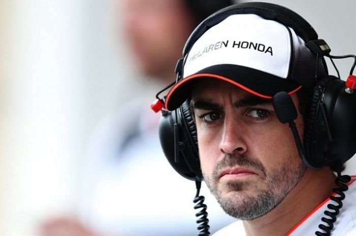 Pebalap Mclaren Honda, asal Spanyol, Fernando Alonso, sedang menyasikan jalannya sesi latihan bebas pertama GP Bahrain dari pitlane di Sirkuit Sakhir, Jumat (1/4/2016).