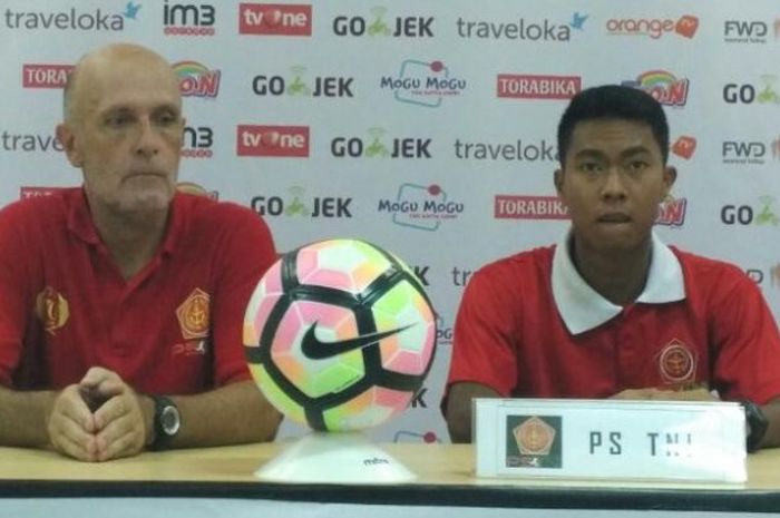 Pelatih PS TNI, Laurent Hatton (kiri) dan Gustur Cahyo, memberikan keterangan pers usai timnya bermain imbang 2-2 melawan Borneo FC pada pertandingan Liga 1 di Stadion Pakansari, Cibinong, Senin (17/4/2017).
