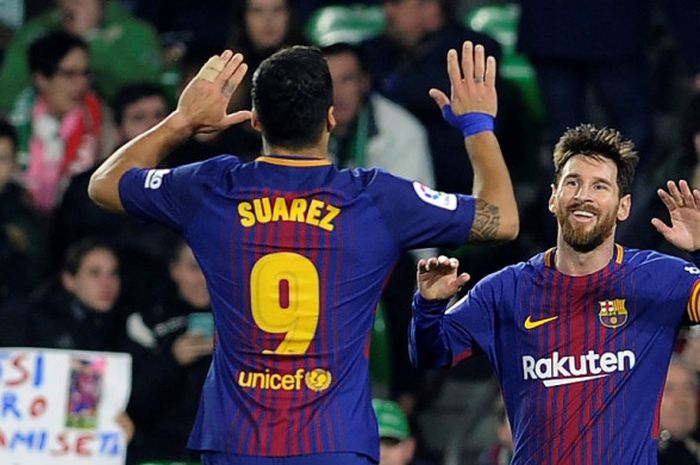 Striker FC Barcelona, Lionel Messi (kanan), merayakan golnya bersama Luis Suarez dalam laga Liga Spanyol kontra Real Betis di Stadion Benito Villamarin, Sevilla, pada 21 Januari 2018.